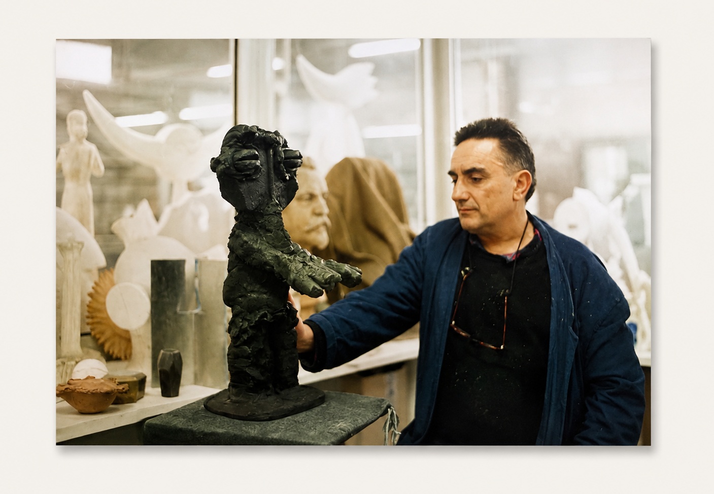 Georges Mathieu Yassef dans l'atelier de fonderie, à Crest