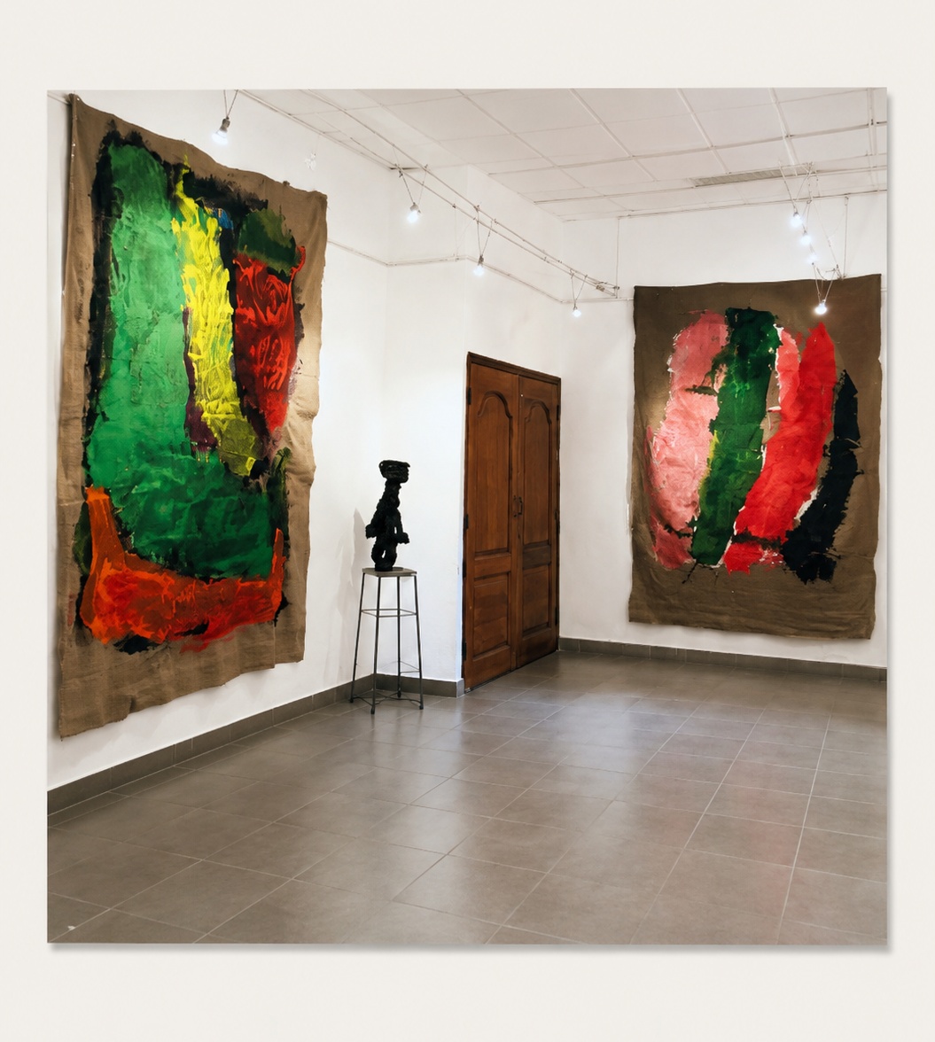 Vue d'accrochage, toiles libres et sculpture en bronze