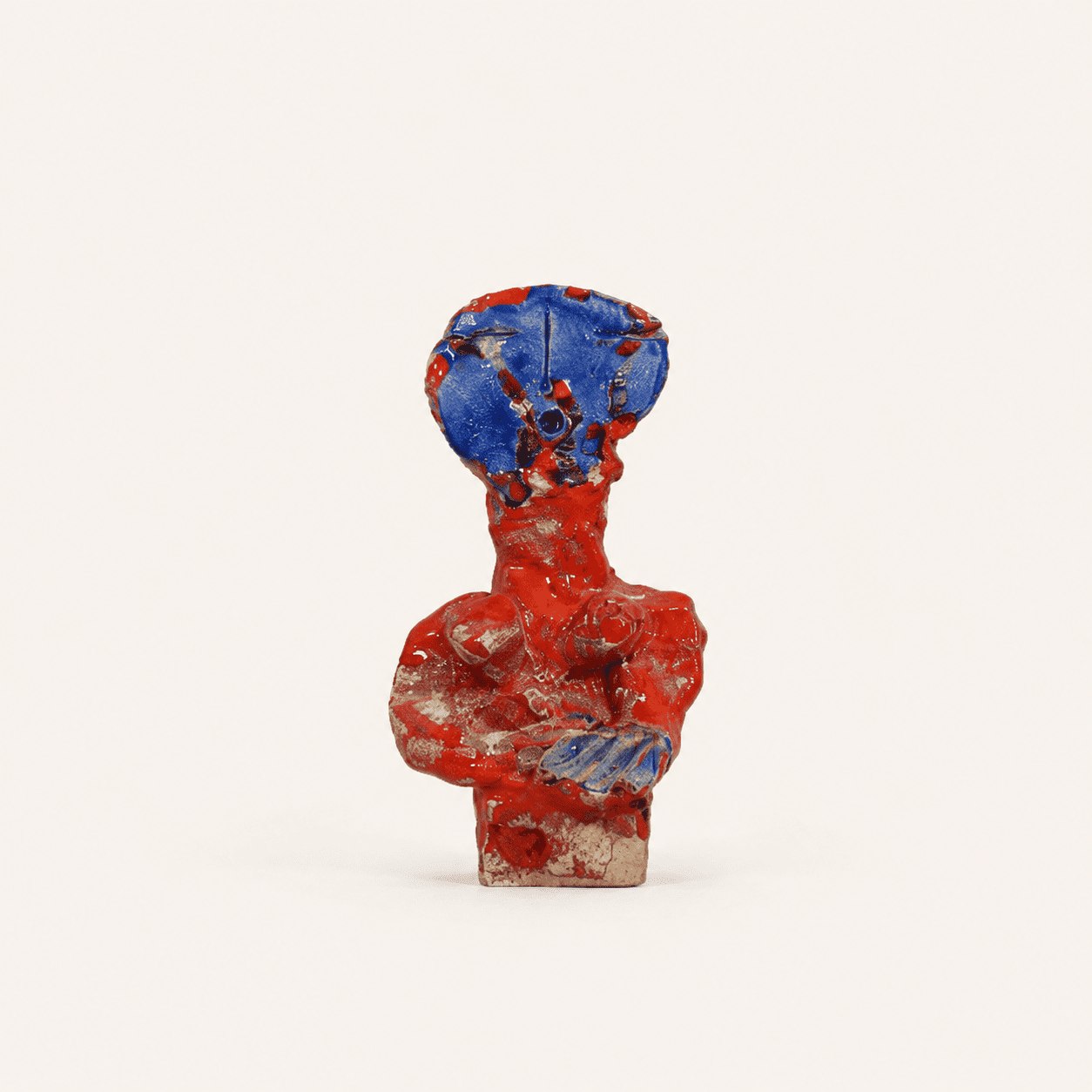Idole en grès émaillé, 19 cm