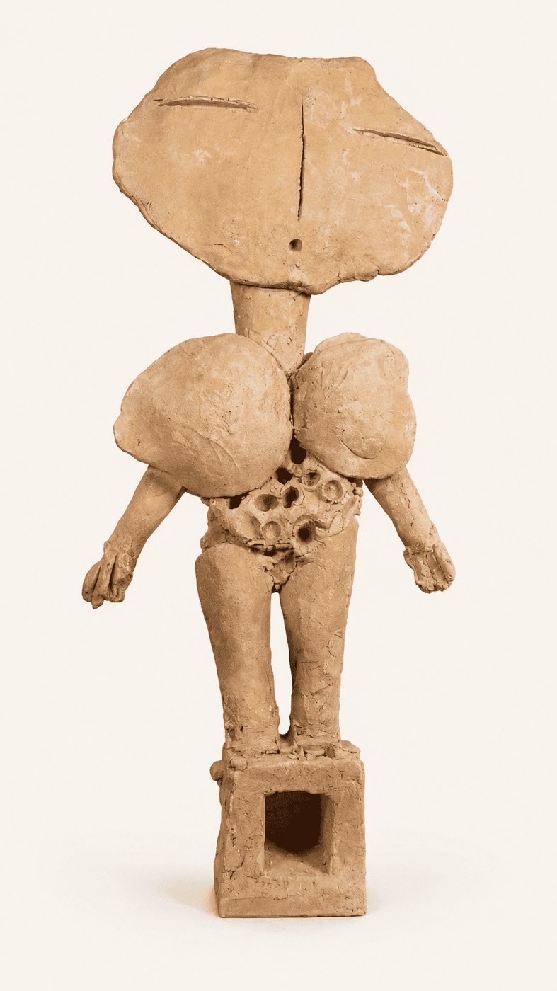 Idole en terre cuite, bras ouverts, 59 cm