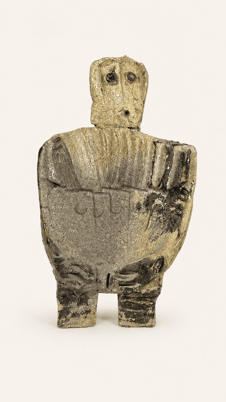 Idole en terre cuite émaillée, figure bouclier, 39 cm