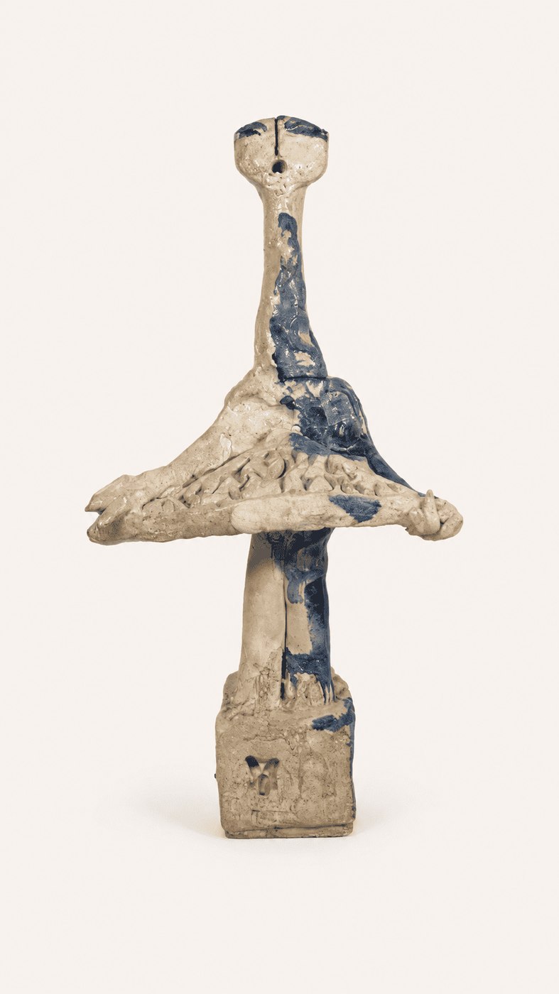 Idole en terre cuite émaillée ivoire et bleu, forme croix, 41 cm