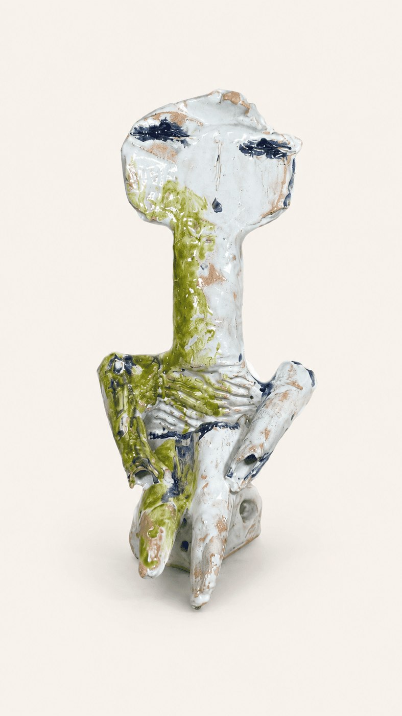 Idole en terre cuite émaillée blanche, verte et bleue, 41 cm