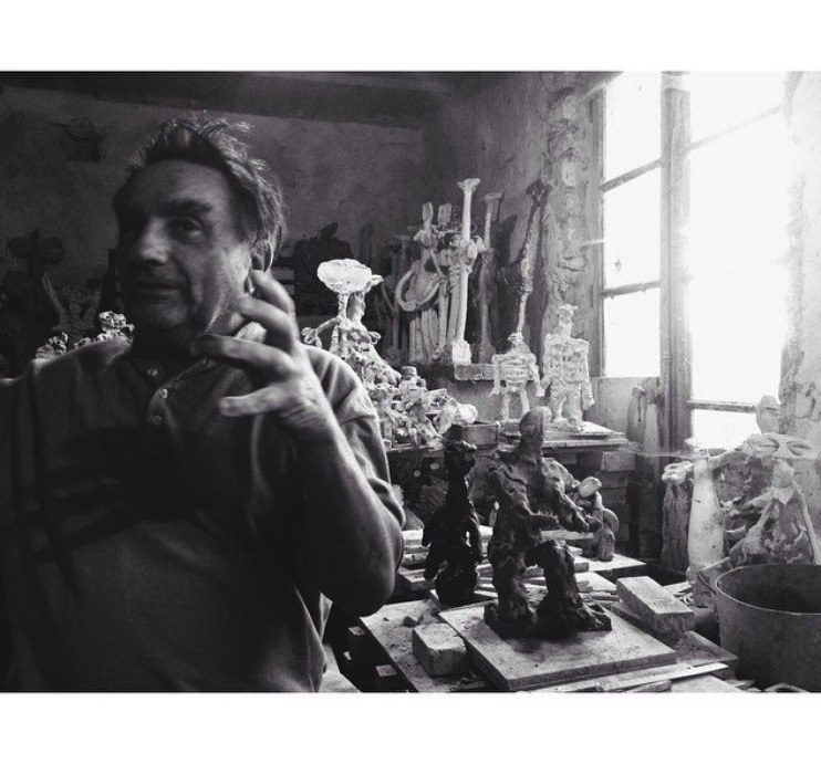 Georges Mathieu Yassef dans son atelier, entouré de sculptures